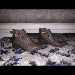 Women’s Very Volatile - Cut Out Buckle Booties